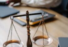 법무법인 우승: 고객의 성공을 위한 법률 동반자 judges desk with gavel and scales